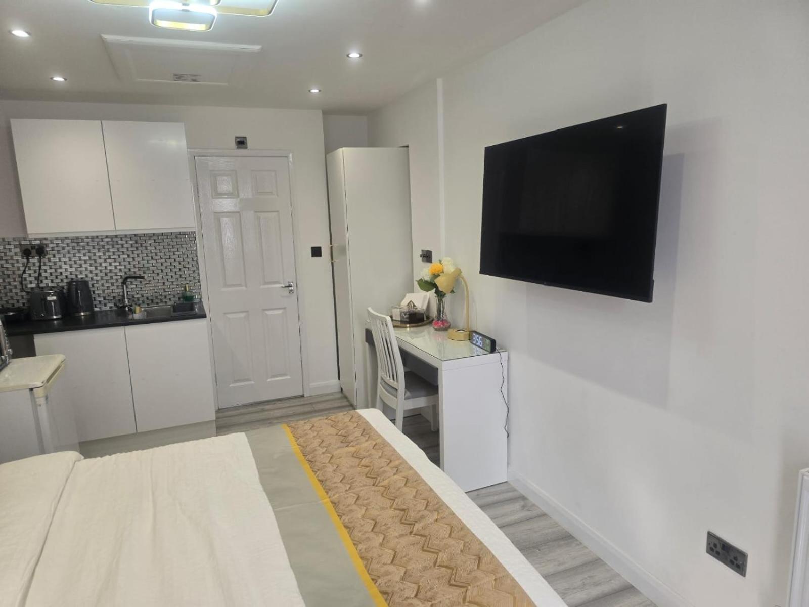 Mini Cosy Studio Flat Milton Keynes Exterior photo